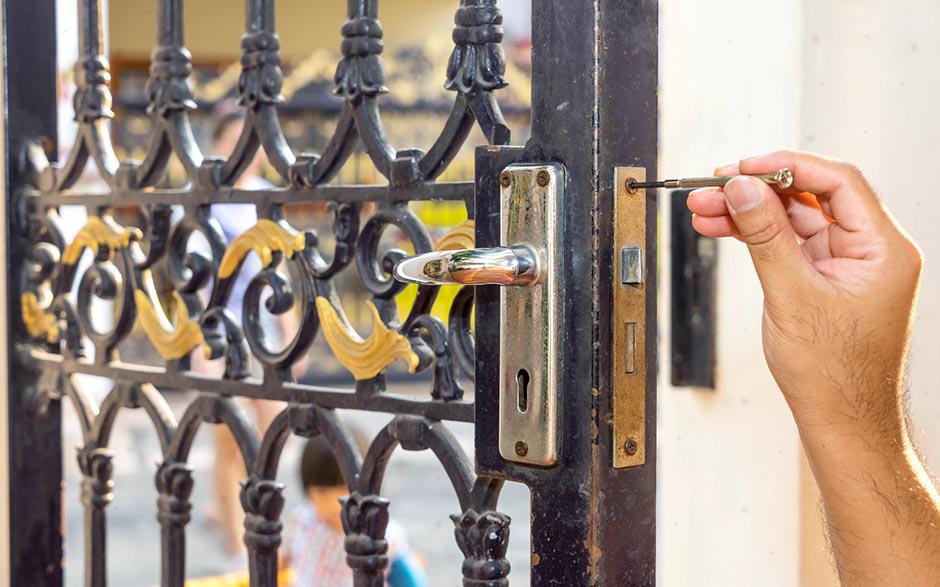porte claquée serrurier Parmain