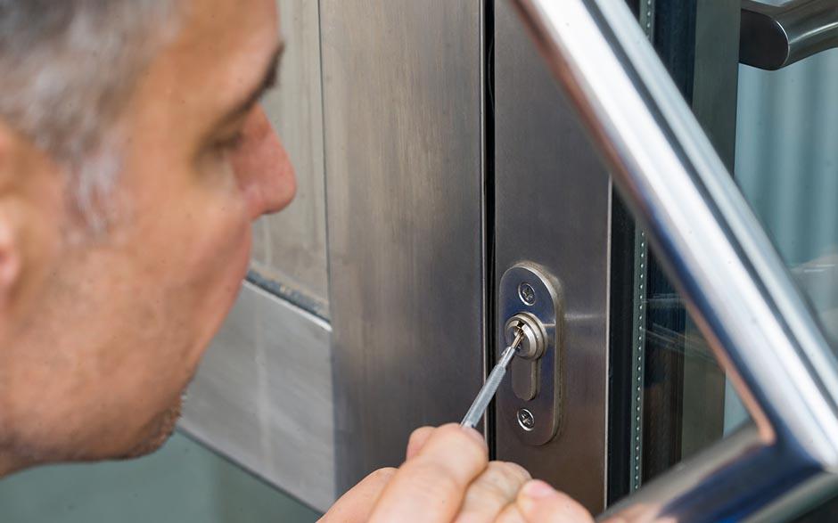porte claquée serrurier Parmain